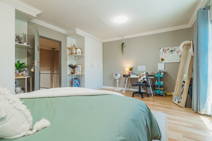 5 Bedroom Property for Sale in Panorama Western Cape